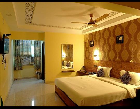 Double bed premium AC room Rs2500